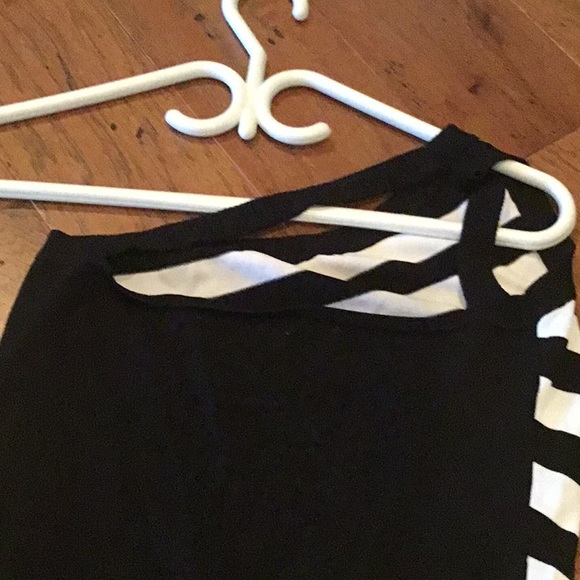 Woman’s stripped top - Picture 4 of 5